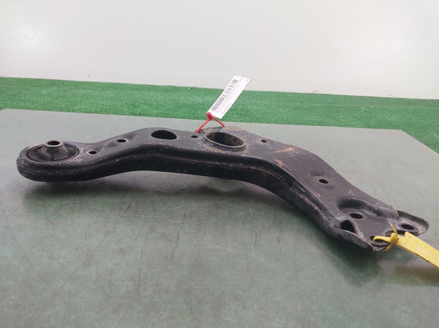 Wahacz zawieszenia przedniego dolny lewy 4806942060 TOYOTA