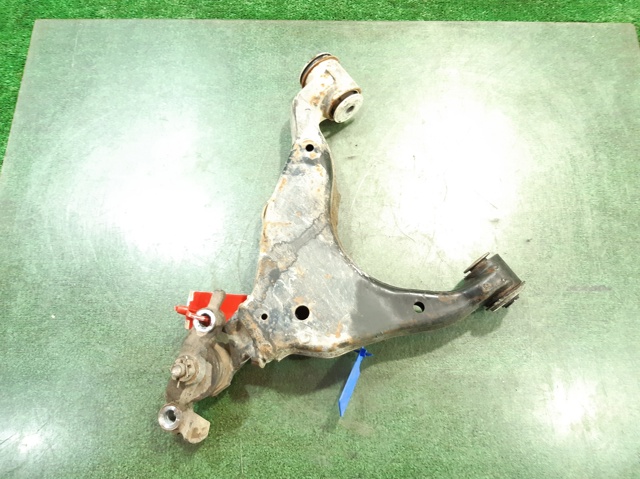 Wahacz zawieszenia przedniego dolny lewy 4806960010 TOYOTA