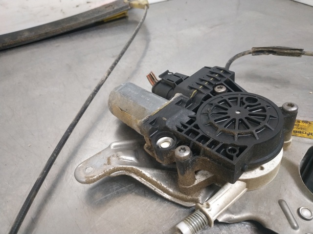 Mechanizm podnoszenia szyby drzwi przednich prawych 4B0837462C VAG