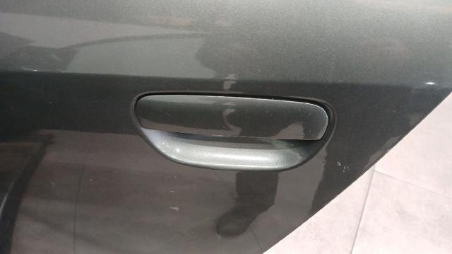 Klamka drzwi tylnych zewnętrzna lewa 4B0839207GRU VAG