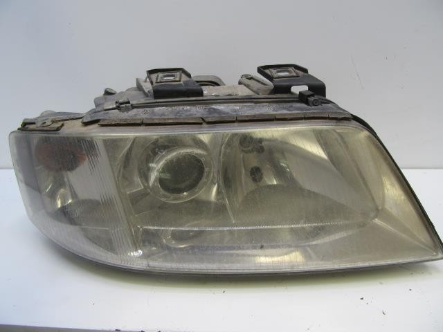 Reflektor prawy 4B0941030D VAG