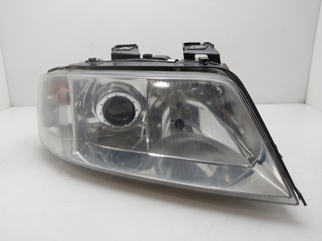 Reflektor prawy 4B0941030K VAG