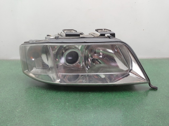 Reflektor prawy 4B0941030K VAG