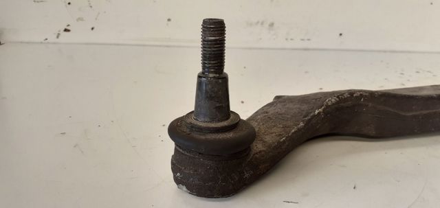 Wahacz zawieszenia przedniego dolny lewy 4D0407695J VAG