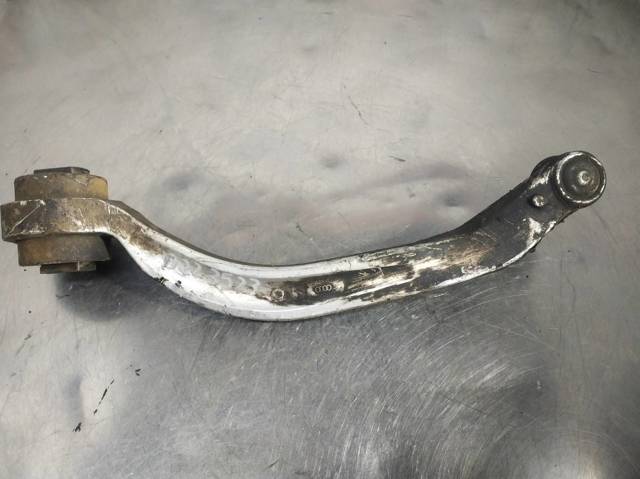 Wahacz zawieszenia przedniego dolny prawy 4D0407696J VAG