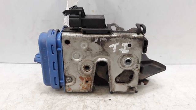 Zamek drzwi tylnych prawych 4D0839016D VAG