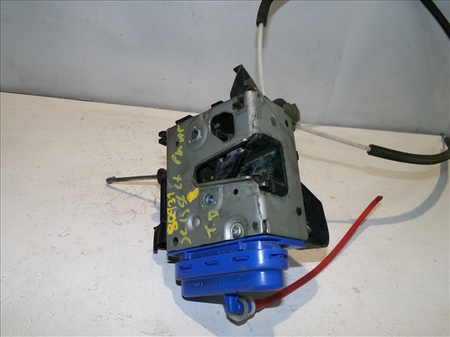 Zamek drzwi tylnych prawych 4D0839016D VAG