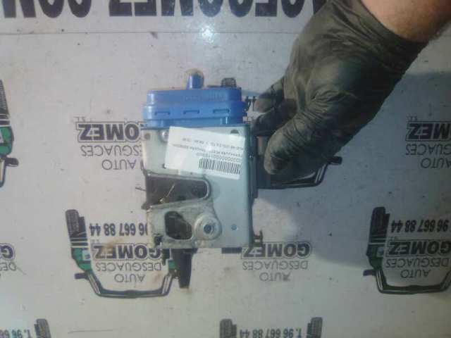 Zamek drzwi tylnych prawych 4D0839016D VAG