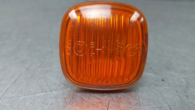 Powtarzacz kierunkowskazu na błotniku 4D0949127B VAG