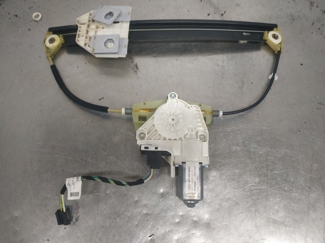 Mechanizm podnoszenia szyby drzwi przednich prawych 4F0837462A VAG