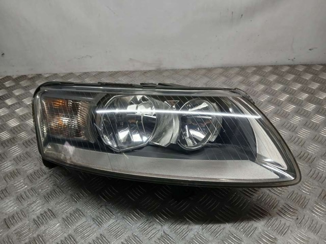 Reflektor prawy 4F0941004A VAG