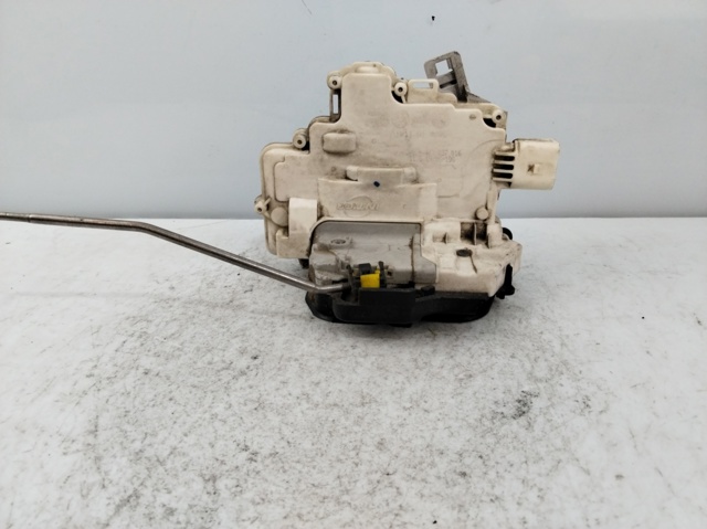 Zamek drzwi przednich prawych 4F1837016 VAG