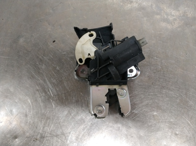 Zamek klapy bagażnika (3/5 drzwi tylnych) 4F5827505D VAG