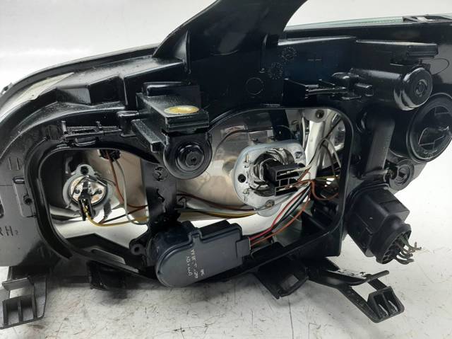 Reflektor prawy 4M5113W029AD FORD