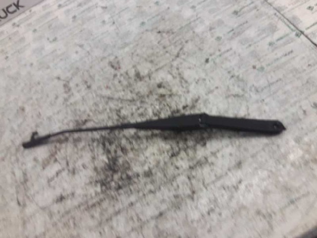 Ramię wycieraczki szyby przedniej 4M5117526AE FORD