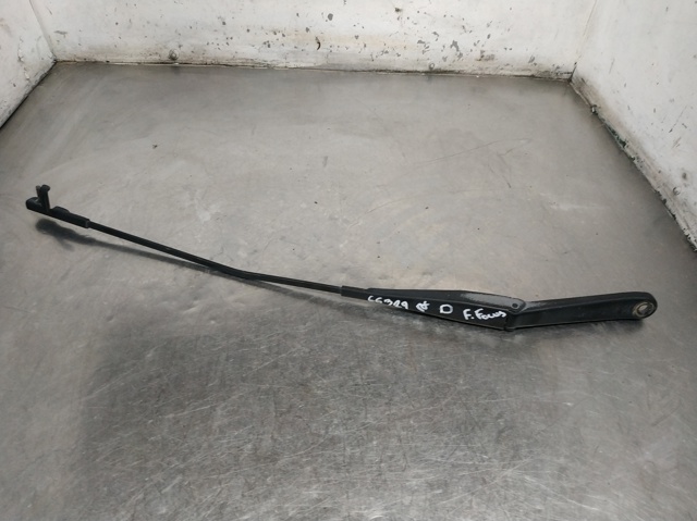 Ramię wycieraczki szyby przedniej 4M5117526CD FORD