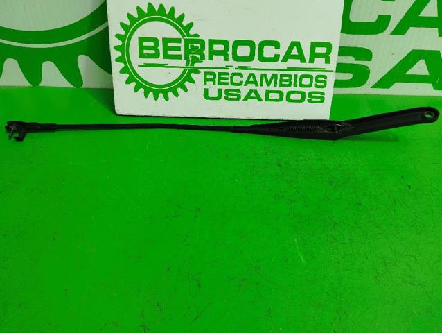 Ramię wycieraczki szyby przedniej 4M5117526CE FORD
