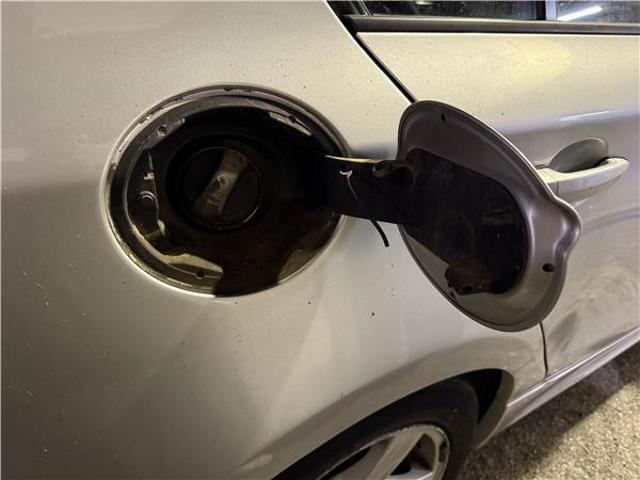 Klapka wlewu paliwa BMW 1 E81