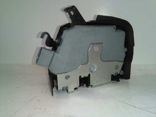Zamek drzwi tylnych prawych 51228402602 BMW