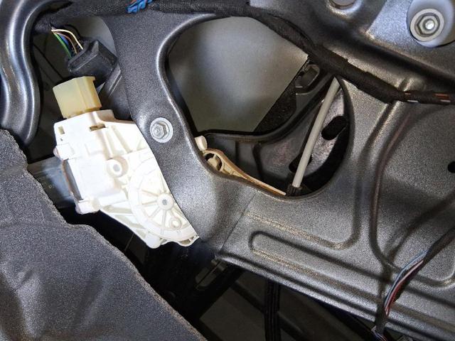 Mechanizm podnoszenia szyby drzwi przednich prawych 51332990386 BMW