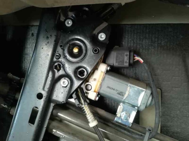 Mechanizm podnoszenia szyby drzwi przednich prawych 51337184384 BMW