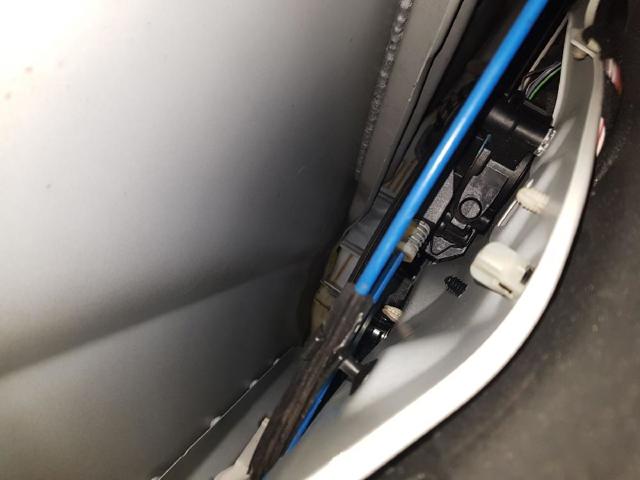 Mechanizm podnoszenia szyby drzwi przednich prawych 51337281886 BMW