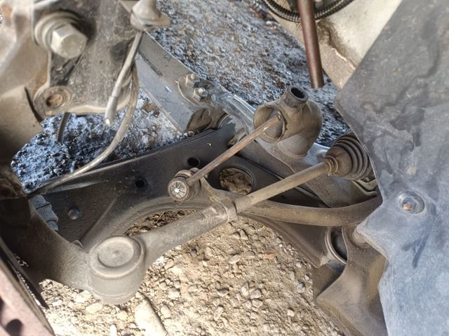 Wahacz zawieszenia przedniego dolny lewy 51810665 FIAT