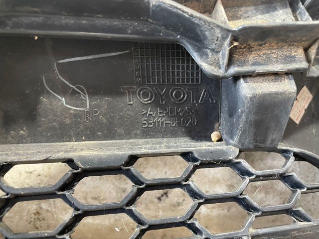 Atrapa chłodnicy 531110F020 TOYOTA