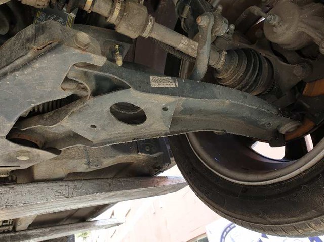 Wahacz zawieszenia przedniego dolny lewy 545001P100 HYUNDAI