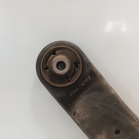 Wahacz zawieszenia przedniego dolny lewy 545001P100 HYUNDAI