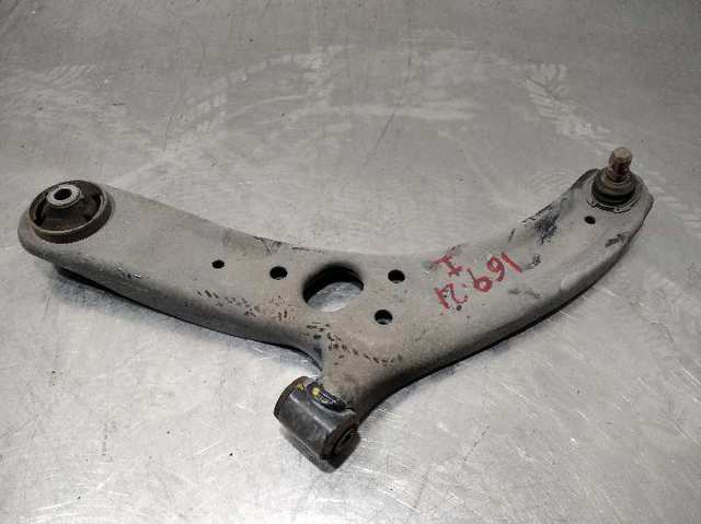 Wahacz zawieszenia przedniego dolny lewy 545001W000 HYUNDAI