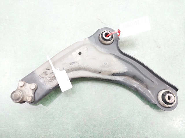 Wahacz zawieszenia przedniego dolny prawy 545002029R RENAULT