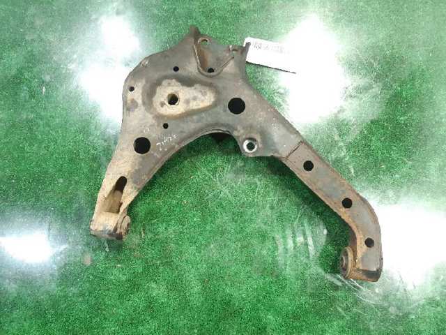 Wahacz zawieszenia przedniego dolny prawy 545009C550 NISSAN