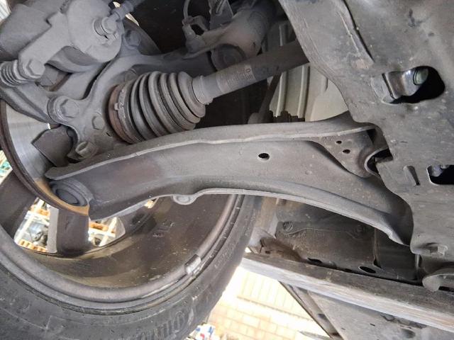 Wahacz zawieszenia przedniego dolny prawy 54500BB00A NISSAN