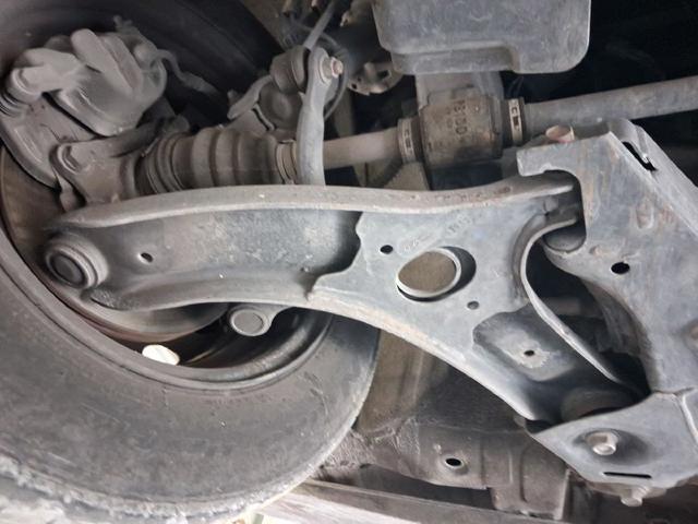 Wahacz zawieszenia przedniego dolny prawy 545011J700 HYUNDAI
