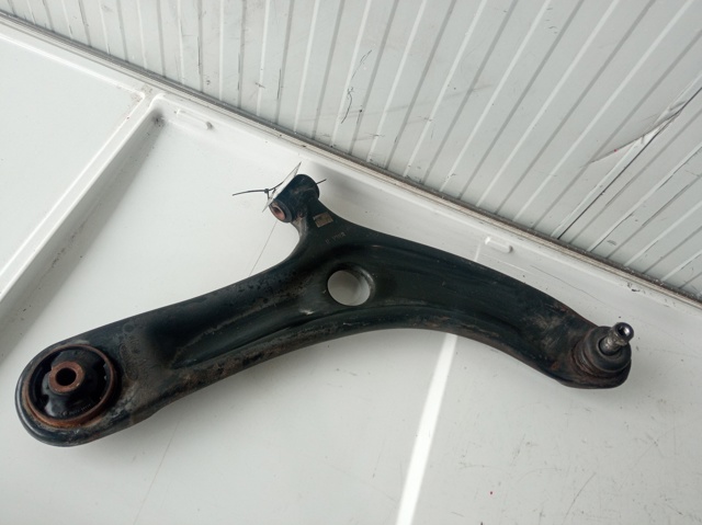 Wahacz zawieszenia przedniego dolny prawy 545011J700 HYUNDAI