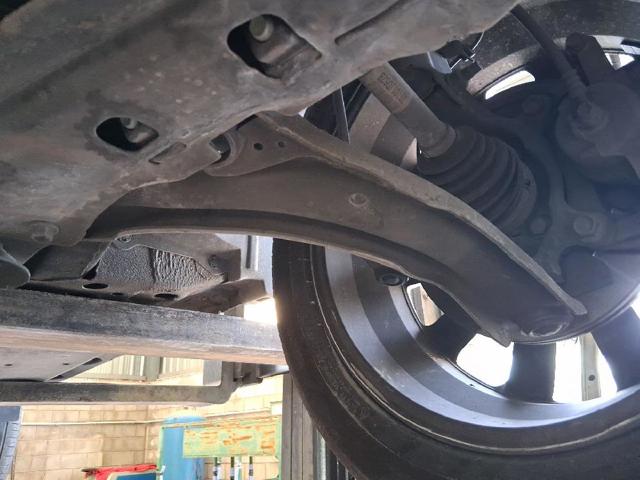 Wahacz zawieszenia przedniego dolny lewy 54501BB00A NISSAN