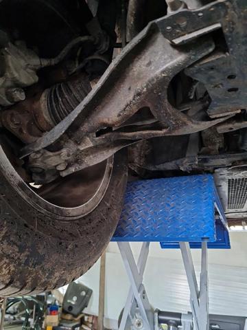Wahacz zawieszenia przedniego dolny prawy 545040280R RENAULT