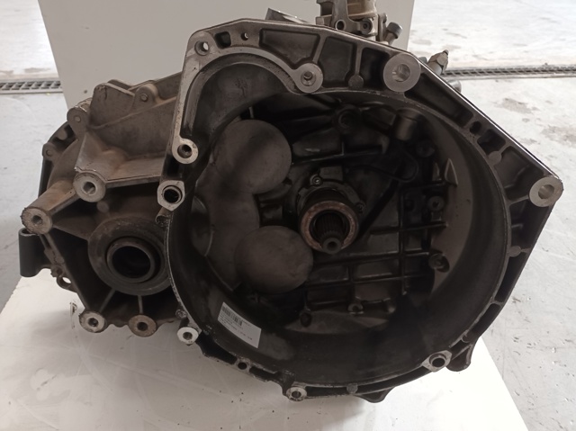 Mechaniczna skrzynia biegów w komplecie 55350375 OPEL