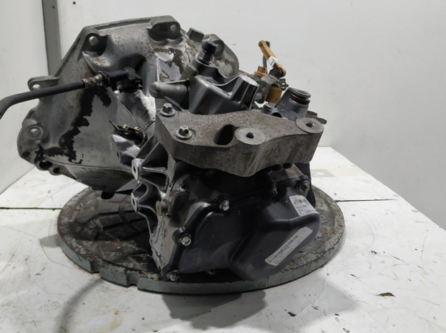 Mechaniczna skrzynia biegów w komplecie 55565177 OPEL