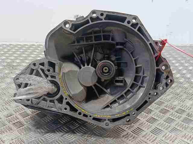 Mechaniczna skrzynia biegów w komplecie 55565177 OPEL