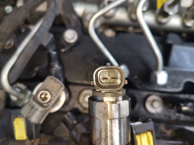 Wtryskiwacz paliwa 55578075 OPEL