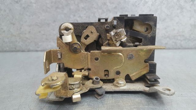 Zamek drzwi przednich lewych 5801352923 IVECO