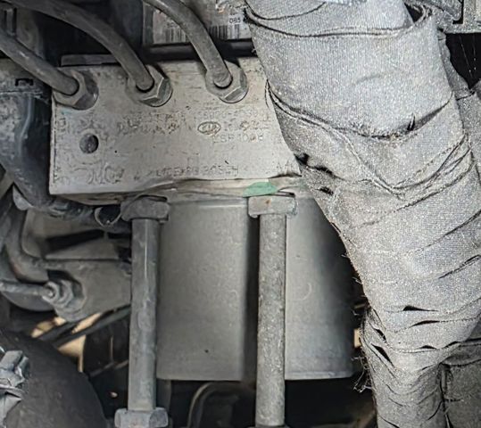 Kupić Sterownik ABS  hydrauliczny KIA Carnival III VQ w dobrej cenie
