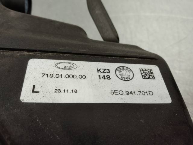 Lampa przeciwmgielna lewa 5E0941701D VAG