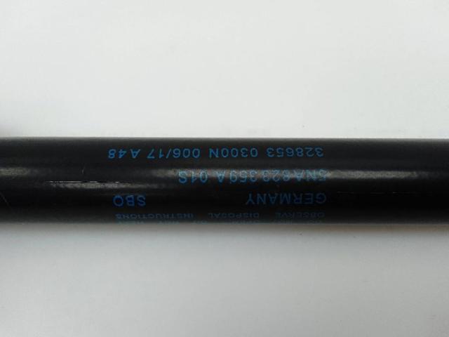 Amortyzator maski 5NA823359A VAG