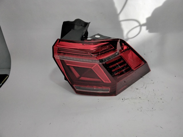 Lampa zespolona tylna prawa zewnętrzna 5NA945208 VAG