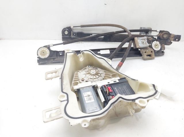 Mechanizm podnoszenia szyby drzwi przednich lewych 5P0837461 VAG