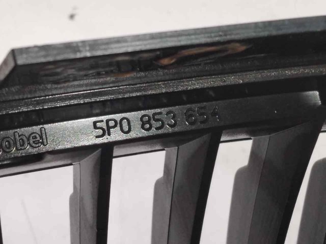 Atrapa chłodnicy 5P0853654 VAG