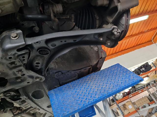 Wahacz zawieszenia przedniego dolny lewy 5Q0407151J VAG